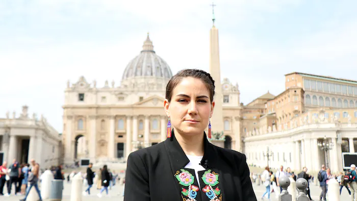 delegation-autochtone-et-metis-a-rome-au-vatican-pour-rencontrer-le-pape-en-lien-avec-les-pensionnats-pour-autochtones-au-canada_66i7tZnfqZlo