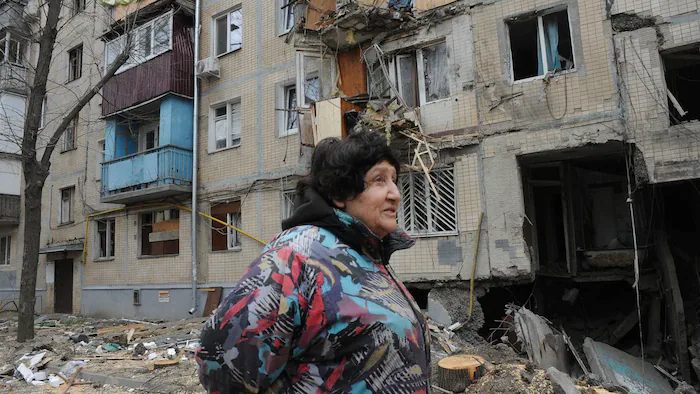 kharkiv-ukraine-damaged-apartment-building_sfsc0