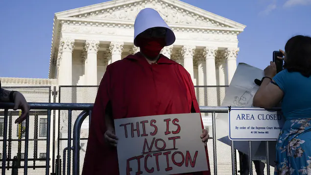 handmaid-protest_62bc8af4b56b0 handmaid-protest_62bc8af4b56b0