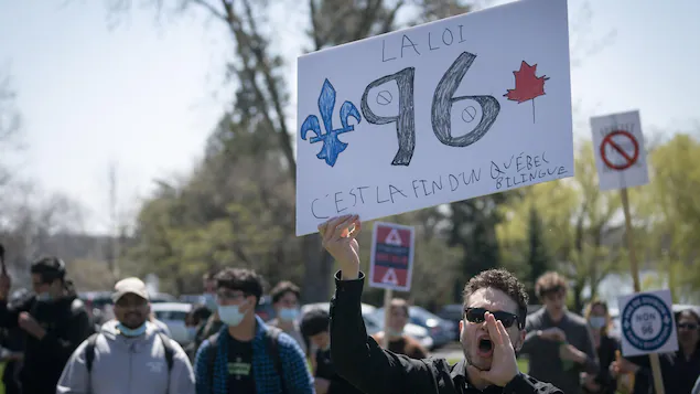 photo-radio-canada-ivanoh-demers-manifestation-detudiants-et-professeurs-contre-bill96-loi-96-bill-96-photo-prise-au-college-john-abbott-a-montreal-quebec-sur-la-photo-gauche-a-droite-une-centaine-det_62a8b833bfec7