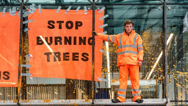 protester-axedrax-in-uk_aye1u