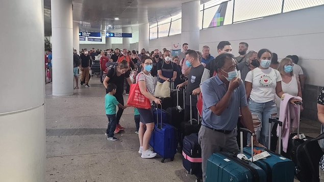 passagers-sunwing-attente-cancun_3xs6j