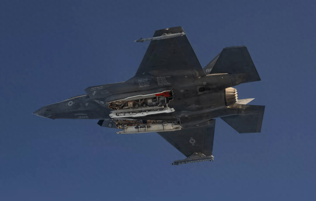 2b40586f5bc447368a2c6d1aa16edfea_dp85d