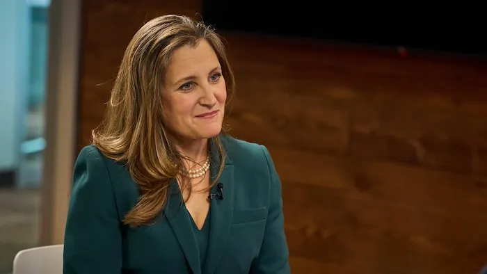 La ministre des Finances du Canada et vice-première ministre, Chrystia Freeland, en entrevue avec Les Coulisses du pouvoir              