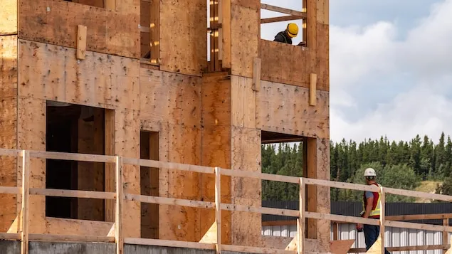 在建筑工地工作的建筑工人。