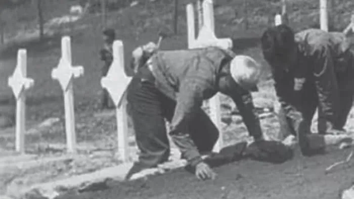 1941 年，在凯诺拉寄宿学校墓地（Kenora Residential School Cemetery）工作的儿童。