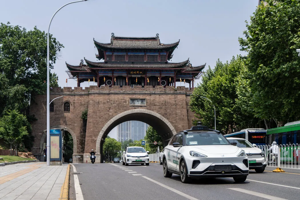 武汉街头的自动驾驶汽车，摄于今年5月。中国监管机构对特斯拉的自动驾驶技术施加限制，让本土汽车制造商抢占先机。