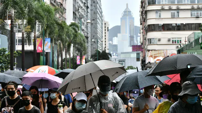 香港街上的人。