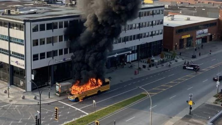 feu-bus-lion-montreal-septembre-20250913-065712-68c578381bc7b