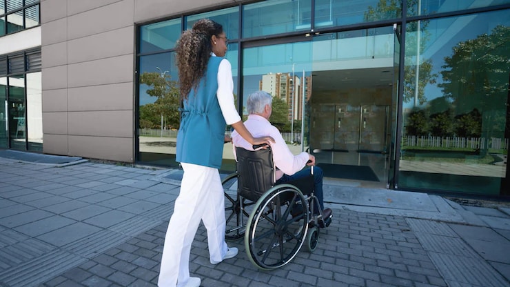 preposes-soins-ontario-travailleurs-sociaux-fauteuil-roulant-personne-agee-20250925-115835-68d590db08607