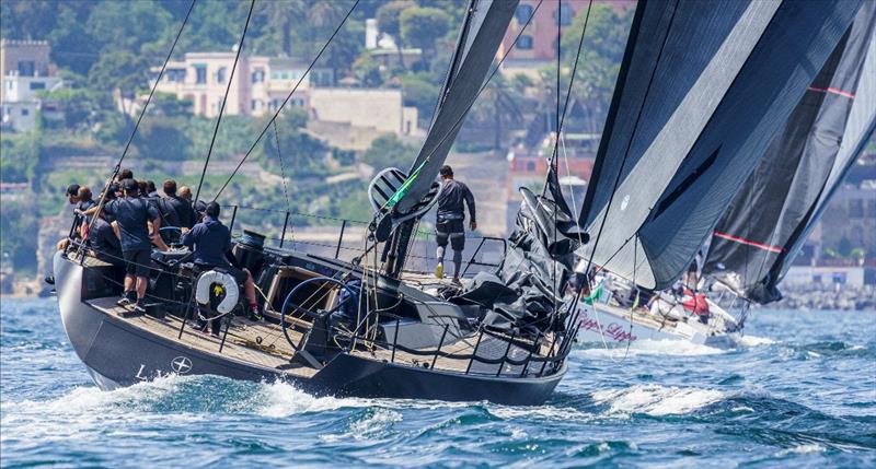 Terry Hui 最终获得 2022 年 IMA Maxi 欧洲锦标赛总冠军的 Lyra 正在追逐 Mylius 60CK Cippa Lippa X ©IMA / Studio Borlenghi