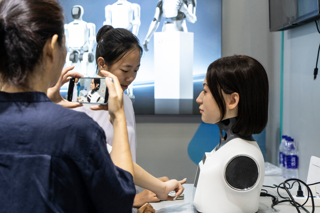 Biz-China-Robot-Bubble-03-cmlj-master1050-20251221-090859-694829abecb5b