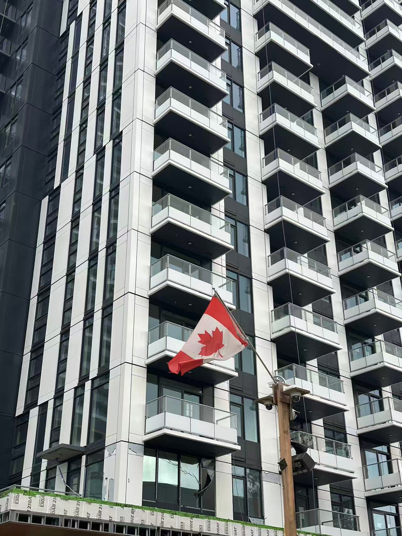 本拿比O2高层公寓项目施工现场（照片来自现场拍摄）