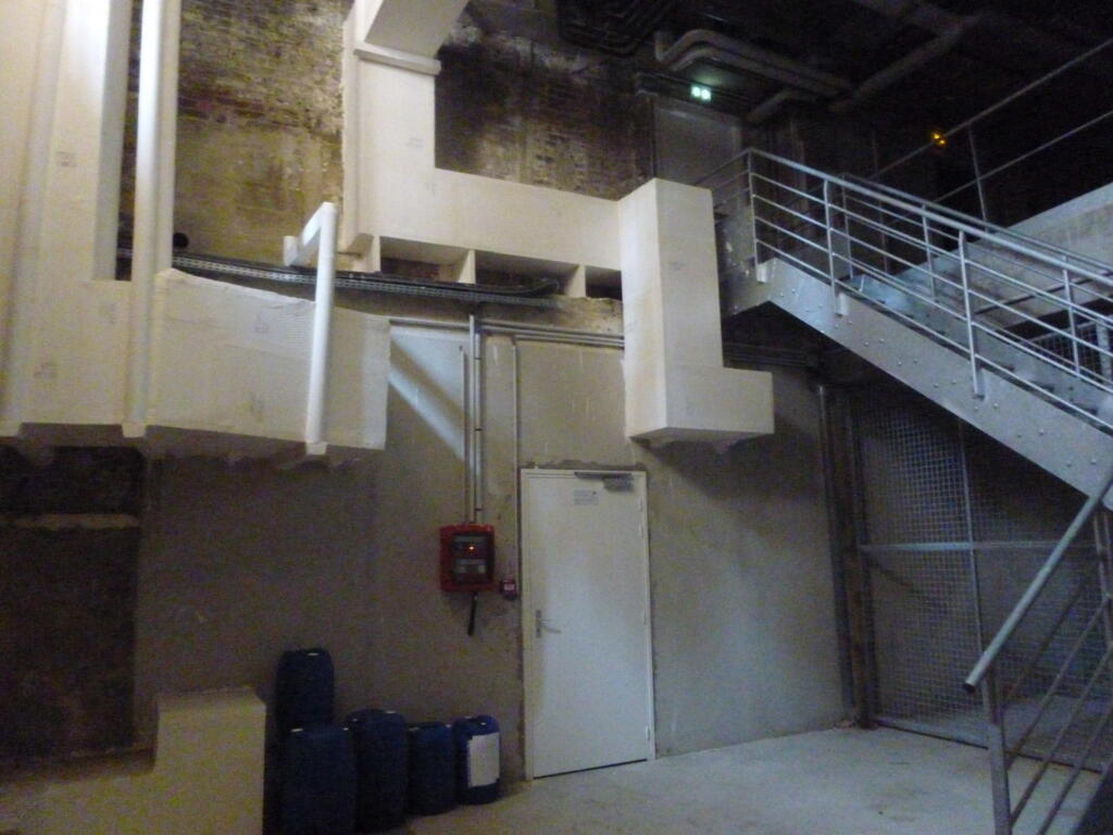 sous_la_piscine_de_la_butte_aux_cailles_lacces_au_data_centre_1_0-20260221-081908-6999dafcce6f3