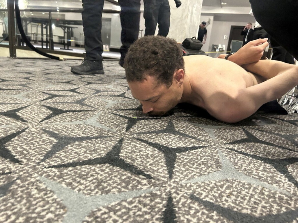 2026-04-26T050438Z_1098213785_RC2RWKAFQQCJ_RTRMADP_3_USA-TRUMP-DINNER-20260426-080924-69ee2aa4ca4a2