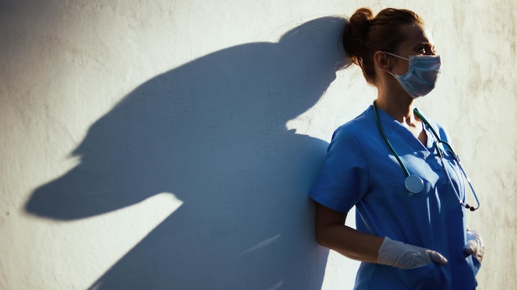 burnout-epuisement-professionnel-medecin-infirmiere-masque-travailleurs-sante-30278-20260728-090558-6a68d366a131c